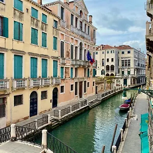 https://casa-anna-elegance-brightness-canal-view.hotelinveneto.com